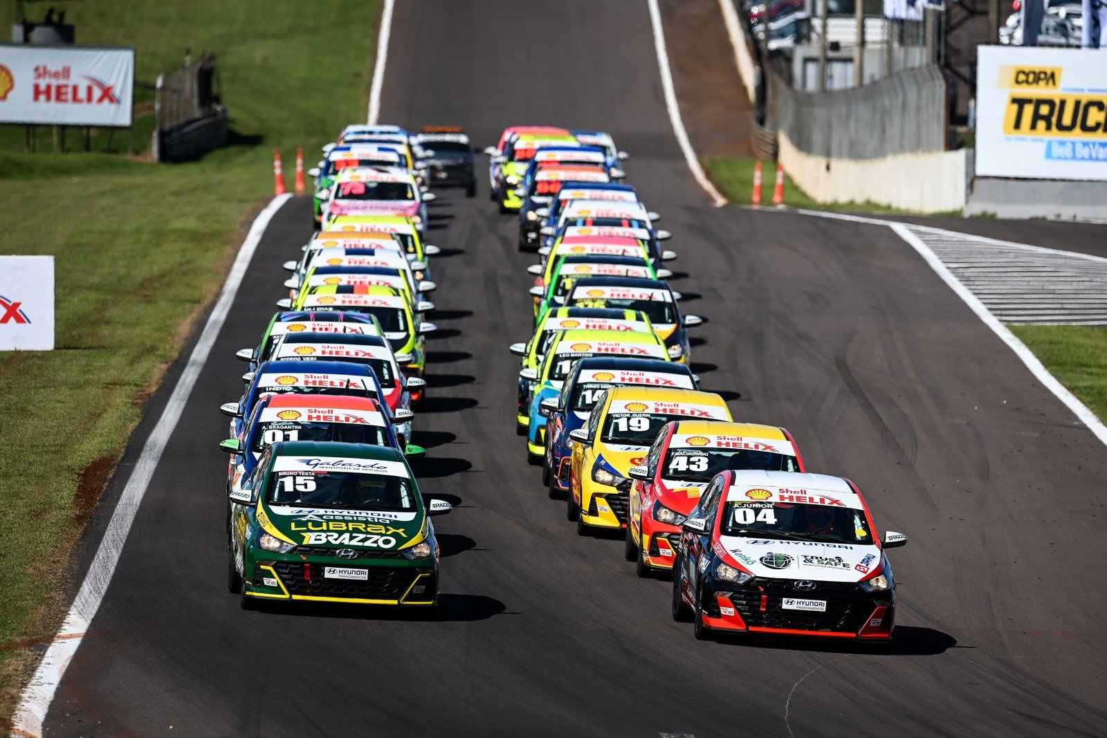 Carros da Copa Hyundai HB20 em corrida em Londrina.