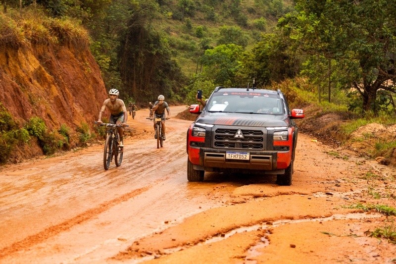 Carros Mitsubishi em eventos de ciclismo e mountain bike.